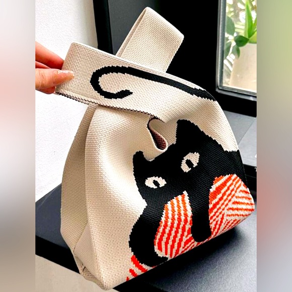 Handbags - NWOT Cat with yarn knit tote